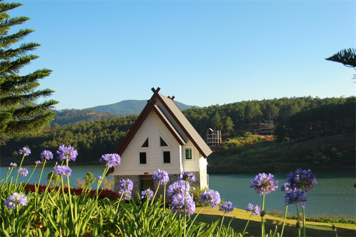 4-Bedroom Villa With Lake View 